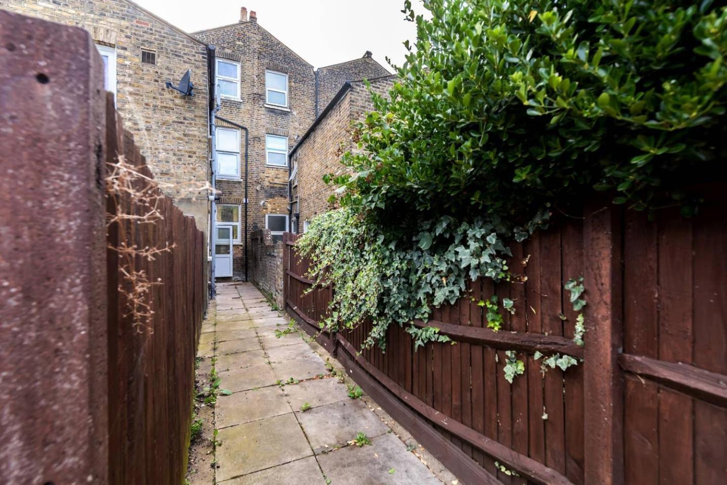Lovely 2 Bedroom Garden Flat In Londra Esterno foto